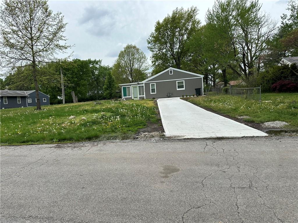 13608 Spruce Ave, Grandview, MO 64030 - photo 1