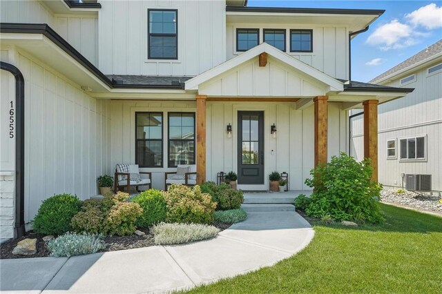 16555 S Lichtenauer Dr, Olathe, KS 66062 - doorway to property featuring a porch, board and batten siding, and a yard