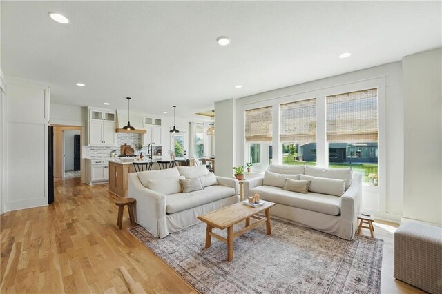 16555 S Lichtenauer Dr, Olathe, KS 66062 - living room featuring light wood-style floors and recessed lighting
