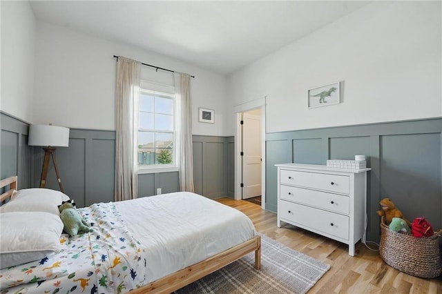 16555 S Lichtenauer Dr, Olathe, KS 66062 - bedroom featuring light wood-style flooring, a decorative wall, and a wainscoted wall