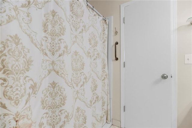 15375 Roger Rd, Leavenworth, KS 66048 - full bath with a shower with shower curtain