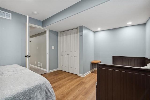 514 NE Viewpark Dr, Lees Summit, MO 64086 - bedroom featuring light wood-style flooring, recessed lighting, and a closet