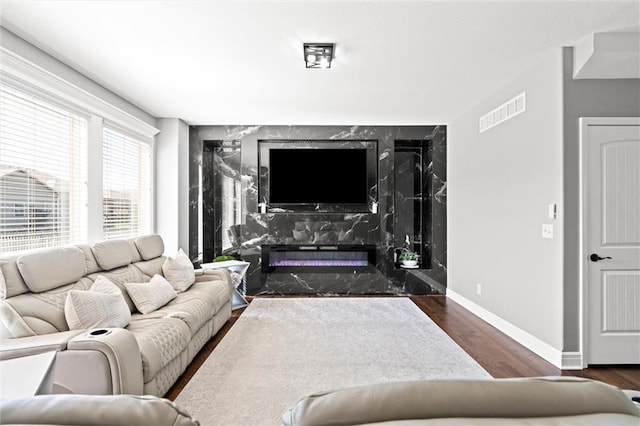 514 NE Viewpark Dr, Lees Summit, MO 64086 - living area with wood finished floors and a premium fireplace