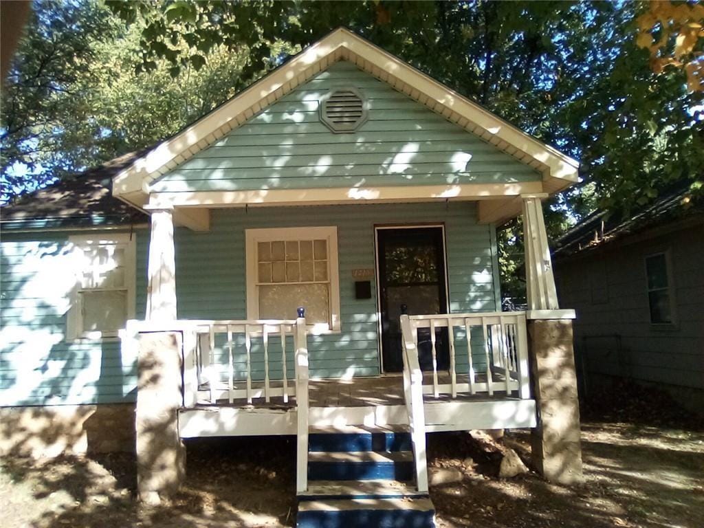 1415 Central Ave, Leavenworth, KS 66048 - view of front of home with a porch