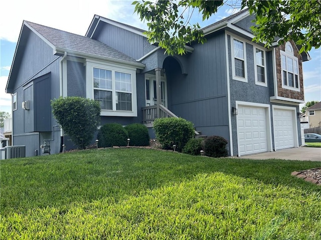 938 S 17th St, Leavenworth, KS 66048 - view of front facade with an attached garage, a front lawn, and concrete driveway