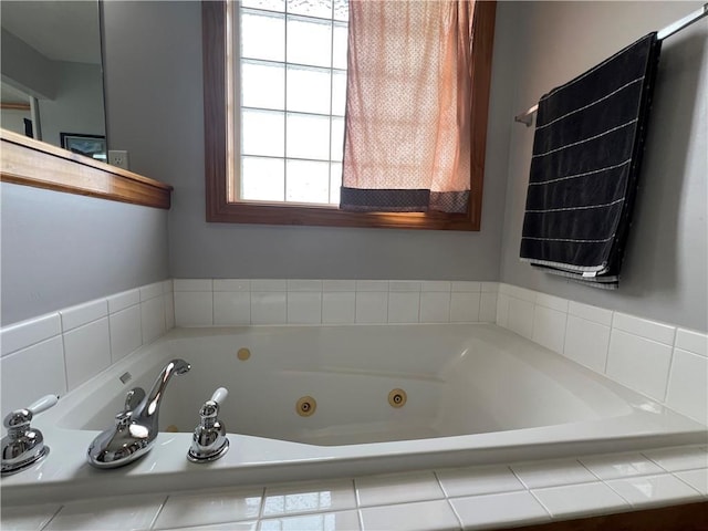 938 S 17th St, Leavenworth, KS 66048 - full bath with a whirlpool tub