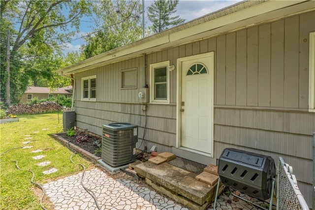 1112 Anderson St, Warrensburg, MO 64093 - doorway to property with a lawn