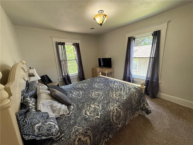 928 S 6th St, Atchison, KS 66002 - bedroom featuring carpet flooring and a textured ceiling