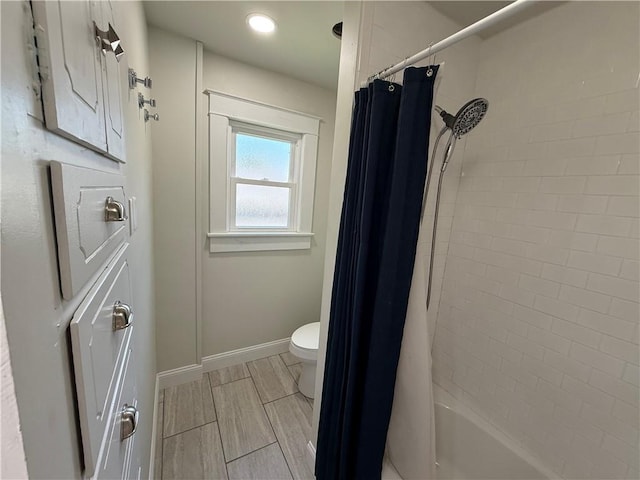 928 S 6th St, Atchison, KS 66002 - full bath featuring toilet and shower / tub combo with curtain