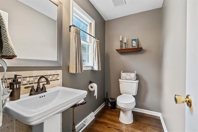 3514 W 47th Pl, Roeland Park, KS 66205 - bathroom featuring backsplash and wood finished floors
