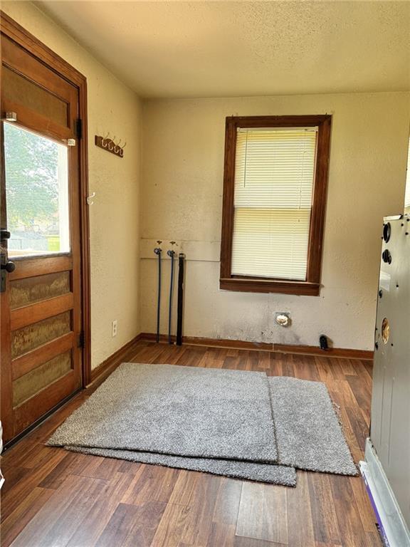 1514 Bryan St, Chillicothe, MO 64601 - entrance foyer with wood finished floors and baseboards
