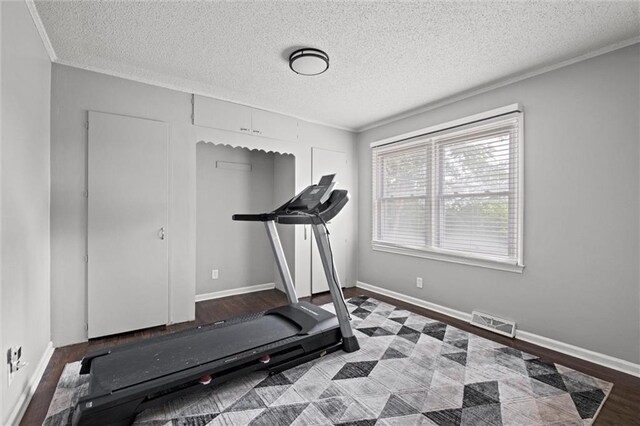 5011 Briar St, Roeland Park, KS 66205 - exercise area featuring a textured ceiling and baseboards