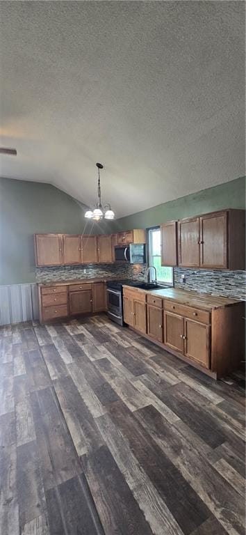 2251 Nemaha Rd, Cummings, KS 66016 - kitchen with a textured ceiling, lofted ceiling, backsplash, dark wood-type flooring, and a chandelier