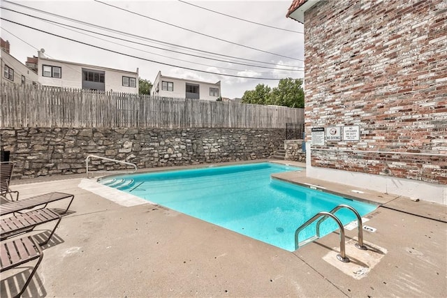 5008 Baltimore Ave Unit 102, Kansas City, MO 64112 - community pool with a fenced backyard and a patio