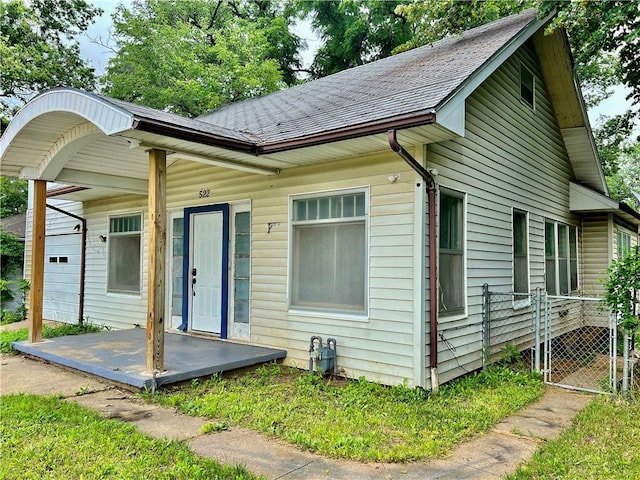 522 S 2nd St, Independence, KS 67301 - view of front of home featuring roof with shingles and a gate
