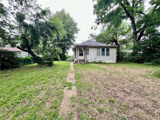 522 S 2nd St, Independence, KS 67301 - back of property featuring entry steps and a yard