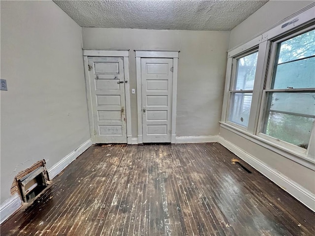 522 S 2nd St, Independence, KS 67301 - unfurnished room with dark wood-style flooring and a textured ceiling