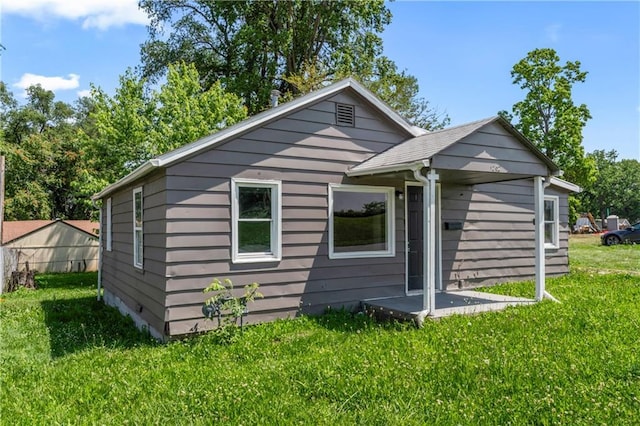 1202 E 23rd St S, Independence, MO 64055 - rear view of house featuring a yard