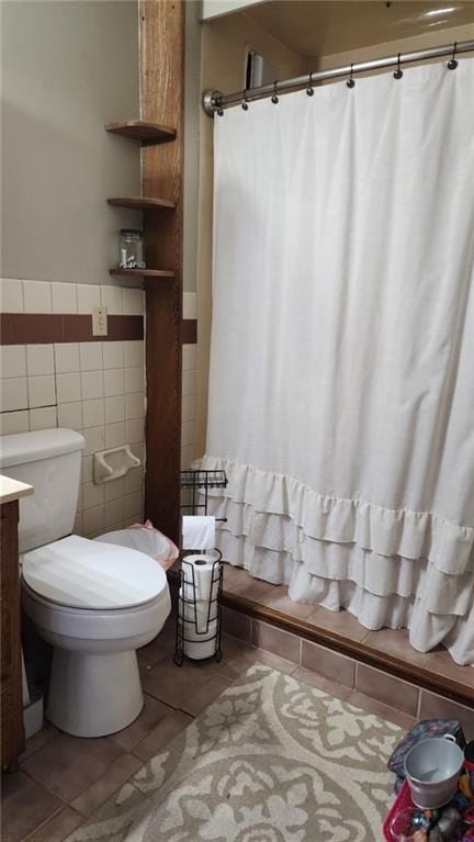 304 N Mckinley St, Weir, KS 66781 - full bathroom with tile patterned flooring, vanity, wainscoting, and tile walls