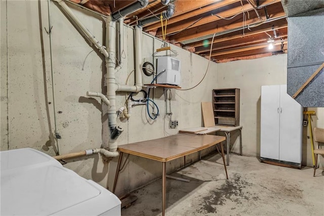 310 E Clay St, Carrollton, MO 64633 - unfinished below grade area with washer / dryer