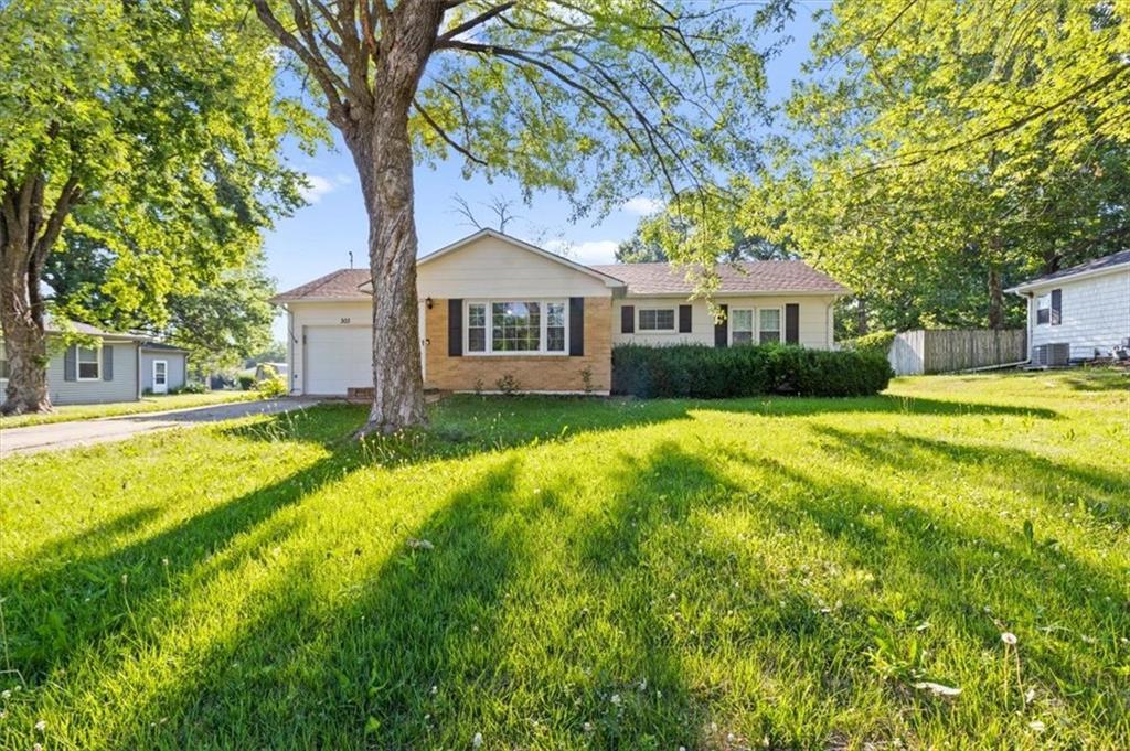 303 Morningside Dr, Richmond, MO 64085 - photo 1
