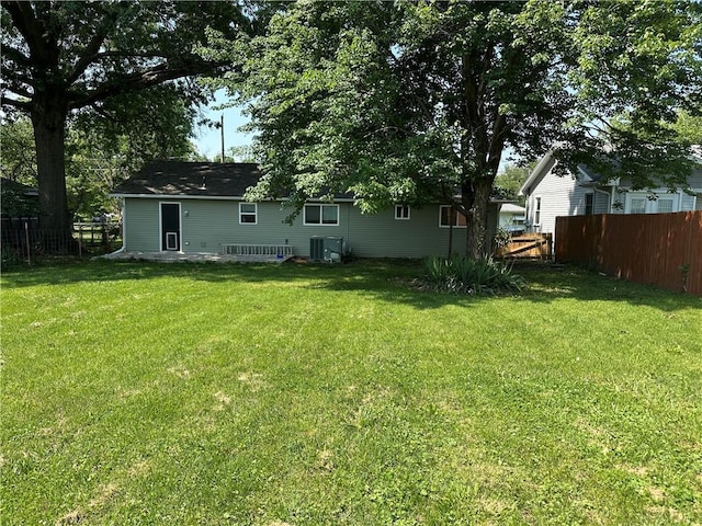 1915 W 5th St, Sedalia, MO 65301 - back of house featuring a fenced backyard