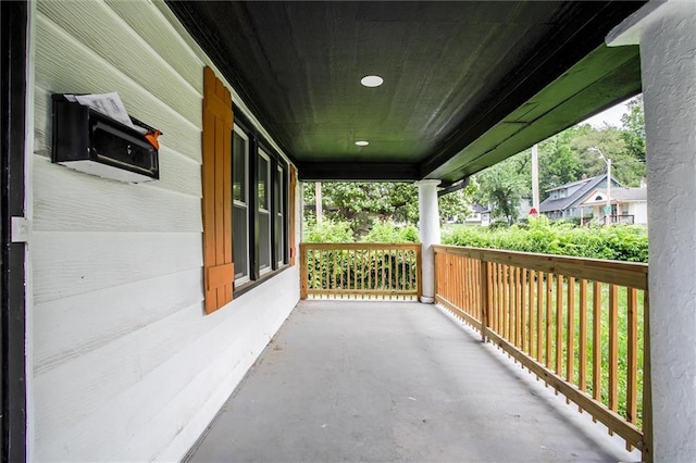 4600 Chestnut Ave, Kansas City, MO 64130 - view of covered porch