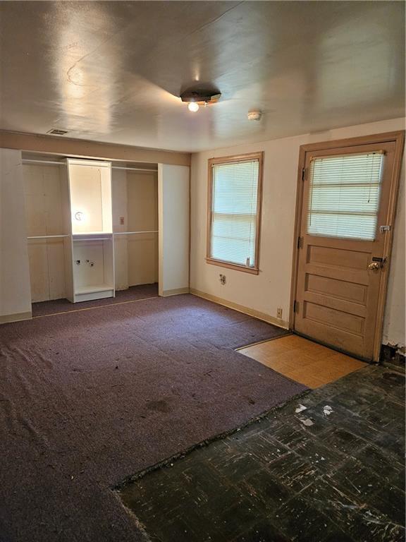 1419 W College Ter, Independence, MO 64050 - foyer entrance with baseboards