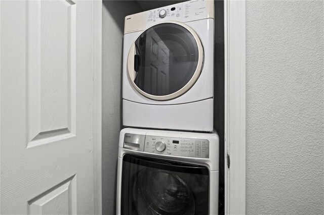 520 Sandusky Ave, Kansas City, KS 66101 - washroom with stacked washing machine and dryer and a textured wall