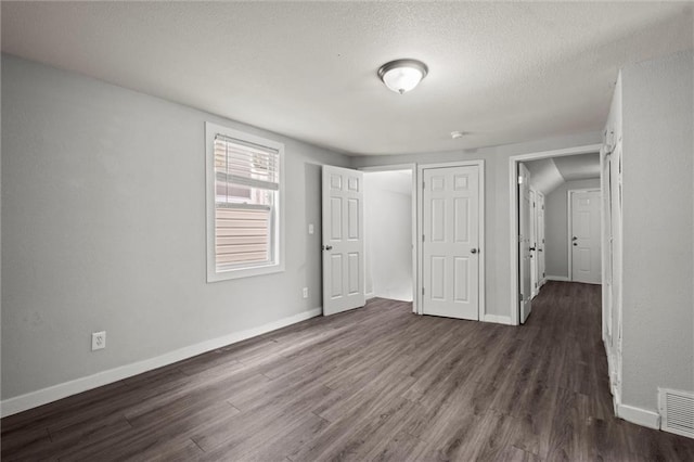 520 Sandusky Ave, Kansas City, KS 66101 - unfurnished bedroom featuring dark wood-style flooring and a textured ceiling