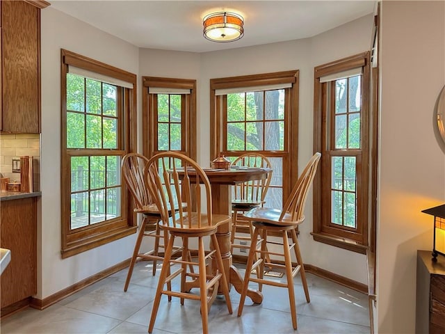 4117 NE Edgewater Ct, Lees Summit, MO 64064 - dining area featuring baseboards