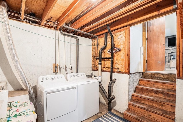 1422 S Kiowa Dr, Olathe, KS 66062 - washroom with washing machine and clothes dryer
