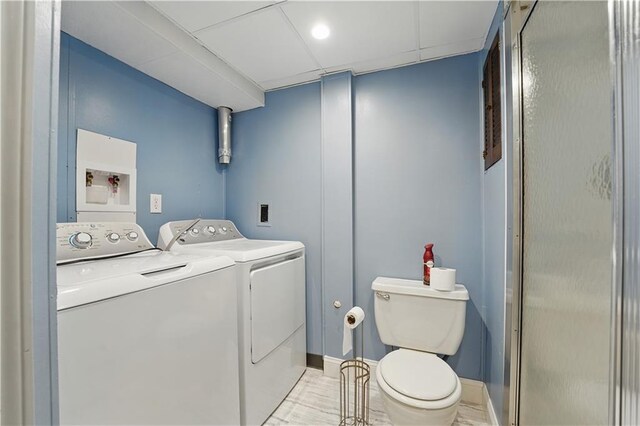 304 SE Moore St, Blue Springs, MO 64014 - laundry room featuring washing machine and dryer and baseboards