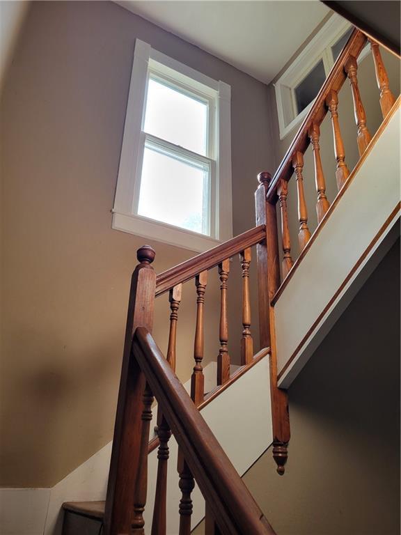 514 E Jackson Ave, Iola, KS 66749 - view of staircase