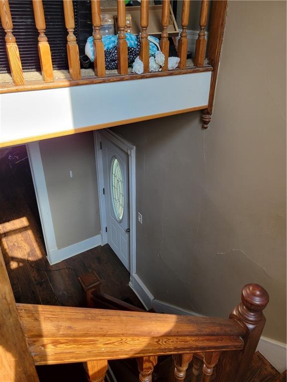 514 E Jackson Ave, Iola, KS 66749 - entrance foyer with baseboards and dark wood finished floors