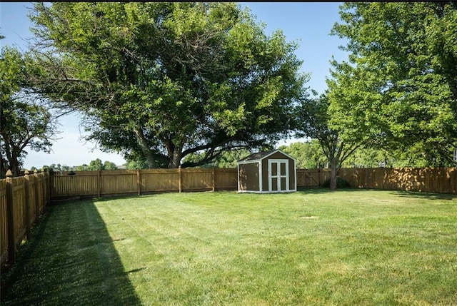 2541 NE Dale Hunter Ln, Lees Summit, MO 64086 - fenced backyard featuring a storage shed