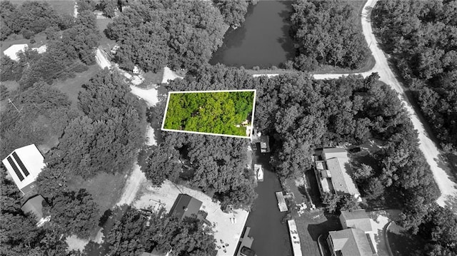 321 W Sugarlake Dr, Mound City, KS 66056 - aerial overview of property's location with property boundaries highlighted and a large body of water