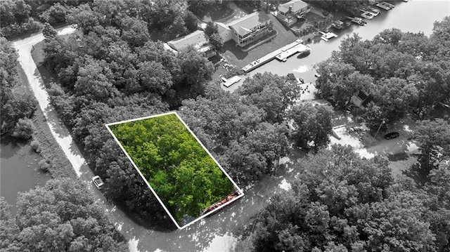 321 W Sugarlake Dr, Mound City, KS 66056 - aerial view of property and surrounding area featuring a nearby body of water and property boundaries highlighted