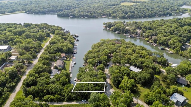 321 W Sugarlake Dr, Mound City, KS 66056 - aerial view of property and surrounding area with a large body of water and property parcel outlined