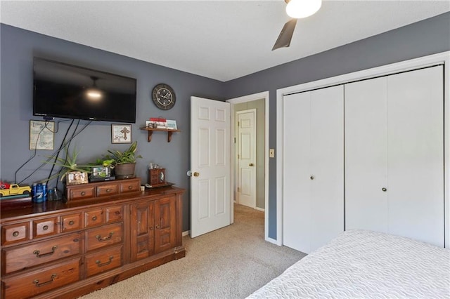 321 W Sugarlake Dr, Mound City, KS 66056 - carpeted bedroom with a closet and a ceiling fan