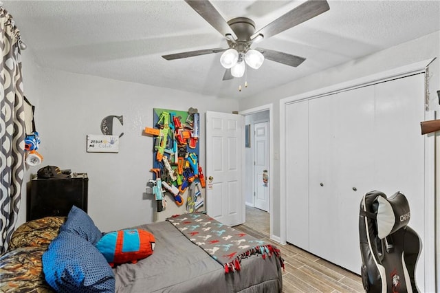321 W Sugarlake Dr, Mound City, KS 66056 - bedroom with wood finish floors, a textured ceiling, a ceiling fan, and a closet