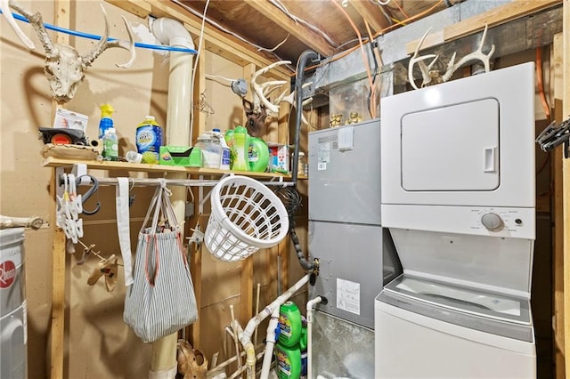 321 W Sugarlake Dr, Mound City, KS 66056 - laundry room with stacked washing machine and dryer