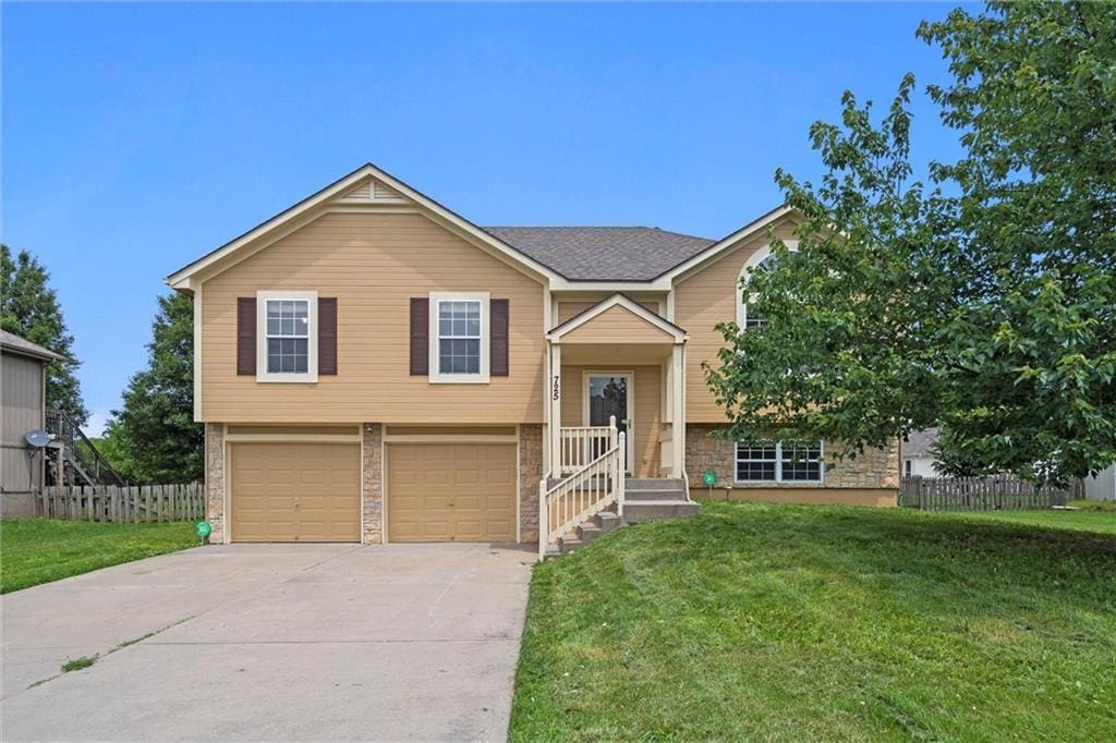 725 Corrington Dr, Raymore, MO 64083 - photo 1