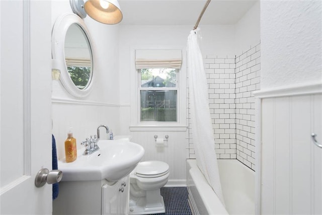 5915 Fontana St, Fairway, KS 66205 - full bath featuring vanity, shower / bath combo, tile patterned floors, and wainscoting