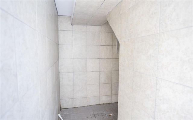 1619 W College St, Independence, MO 64050 - bathroom with tiled shower
