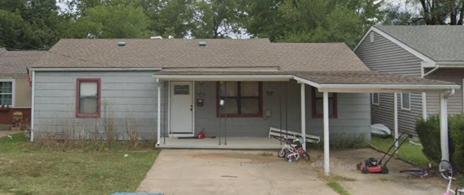 1512 Charles Ave, Osawatomie, KS 66064 - view of front facade featuring a porch
