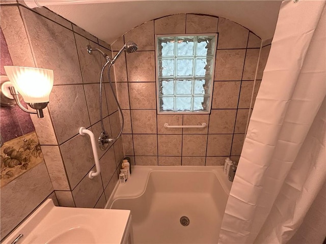 1047 N Lynn St, Nevada, MO 64772 - bathroom with shower / tub combo