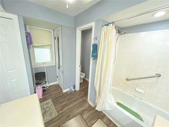 2122 S Scott Ave, Independence, MO 64052 - bathroom featuring wood finished floors and shower / tub combo