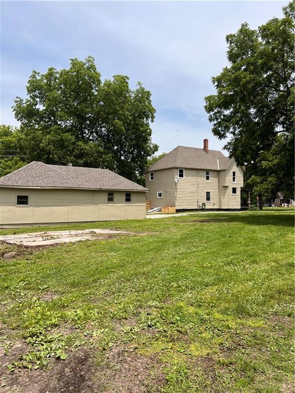 112 N High St, Butler, MO 64730 - view of grassy yard