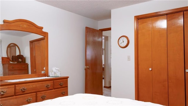 413 Quail Trl, Warrensburg, MO 64093 - bedroom featuring a closet and a textured ceiling